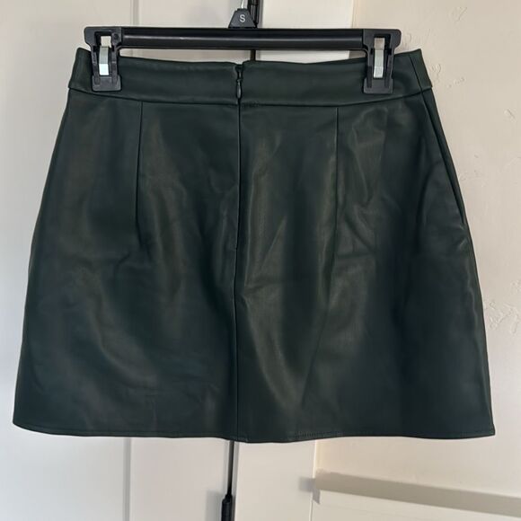 Bar lll Women’s Size 4 Green Faux Vegan Leather Mini Skirt Silver-Tone Rivets - Picture 2 of 12